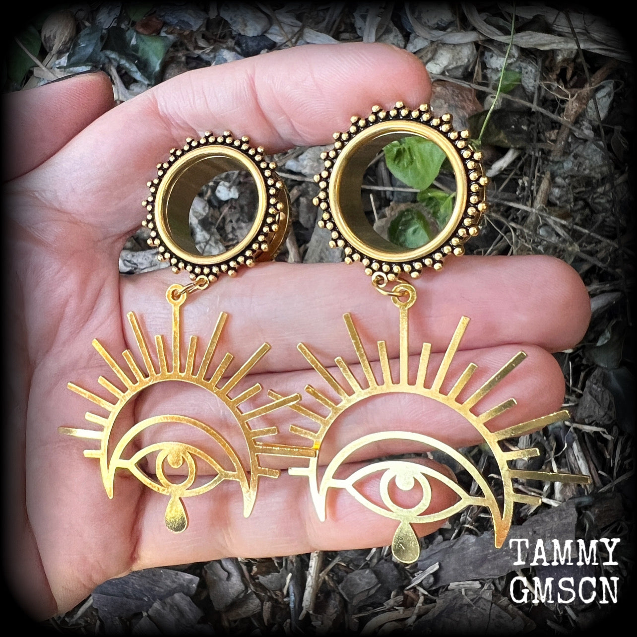 These tunnel earrings feature antique gold turkish eye charms, and are nice and lightweight, weighing only 10 grams each, measuring approx 7cms from tip to tip.
This pair has been made on 3/4" (19mm) gauge ornate stainless steel screw fit tunnels.
