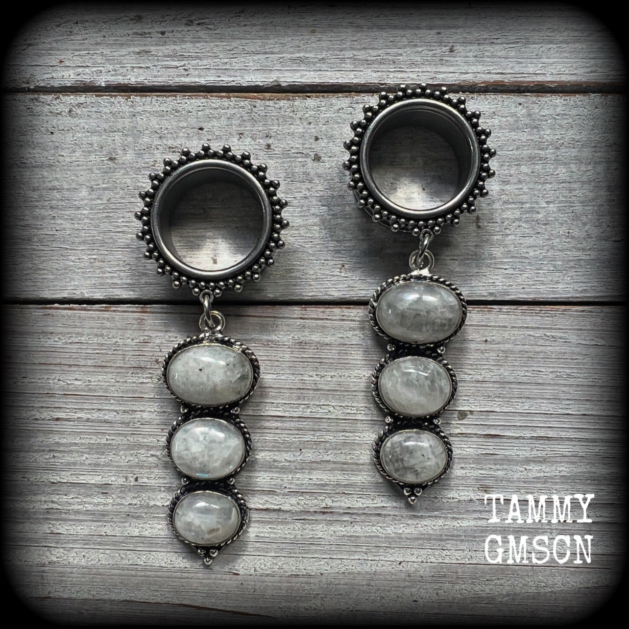 These earrings have been made with beautiful dangly polished rainbow moonstone gemstones, weighing approx 16 grams each and measuring approx 7.5 from tip to tip.
This pair has been made with 3/4” gauge (19mm) gauge ornate surgical steel screw fit tunnels, for stretched lobes.