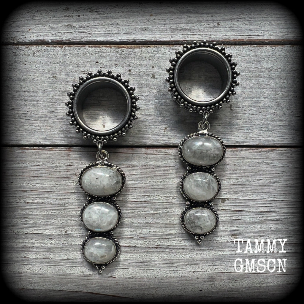 These earrings have been made with beautiful dangly polished rainbow moonstone gemstones, weighing approx 16 grams each and measuring approx 7.5 from tip to tip.
This pair has been made with 3/4” gauge (19mm) gauge ornate surgical steel screw fit tunnels, for stretched lobes.