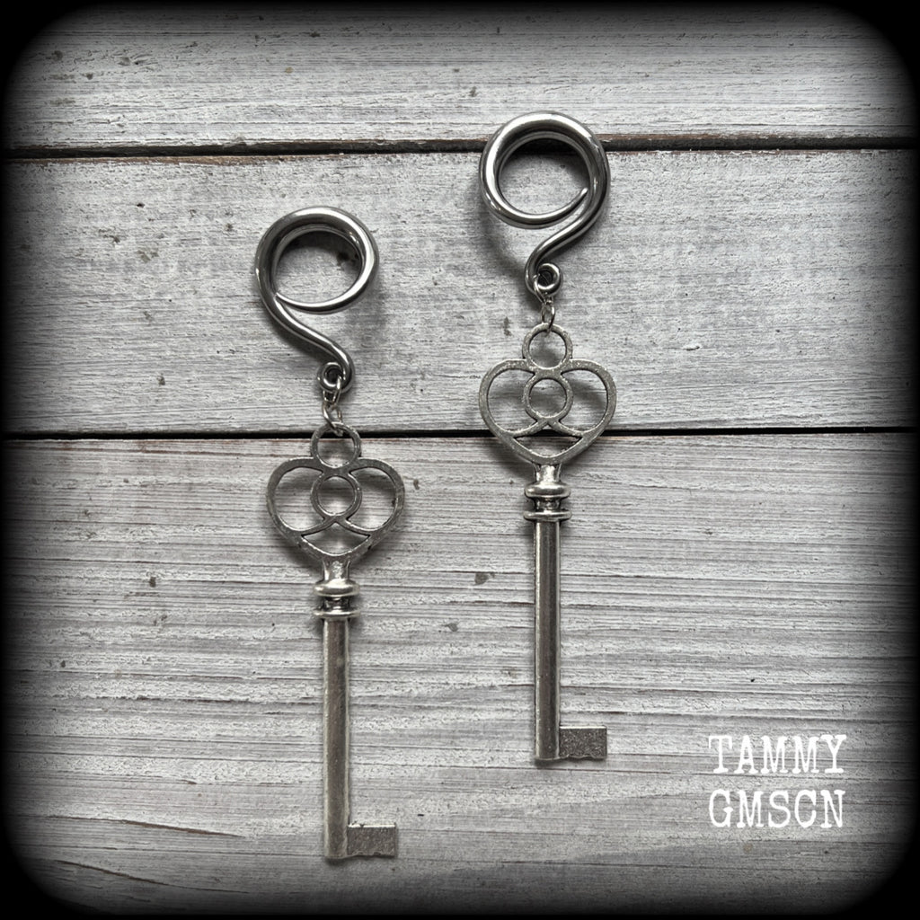Featuring gorgeous, large dangly antique silver keys, these awesome gauged earrings weigh in at only 7 grams a piece, and measure just over 9cms from tip to tip. This pair has been made on 6 gauge (4mm) surgical steel full curl hooks.