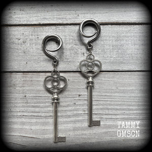 Featuring gorgeous, large dangly antique silver keys, these awesome gauged earrings weigh in at only 7 grams a piece, and measure just over 9cms from tip to tip. This pair has been made on 6 gauge (4mm) surgical steel full curl hooks.