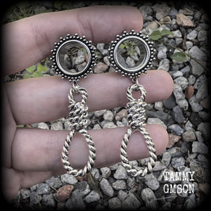 These gorgeous spooky tunnel dangles feature a classic antique silver hangmans noose, weighing only 11 grams each and measuring 6cms from tip to tip.

This pair has made on 9/16" (14mm) gauge ornate surgical steel screw fit tunnels.
