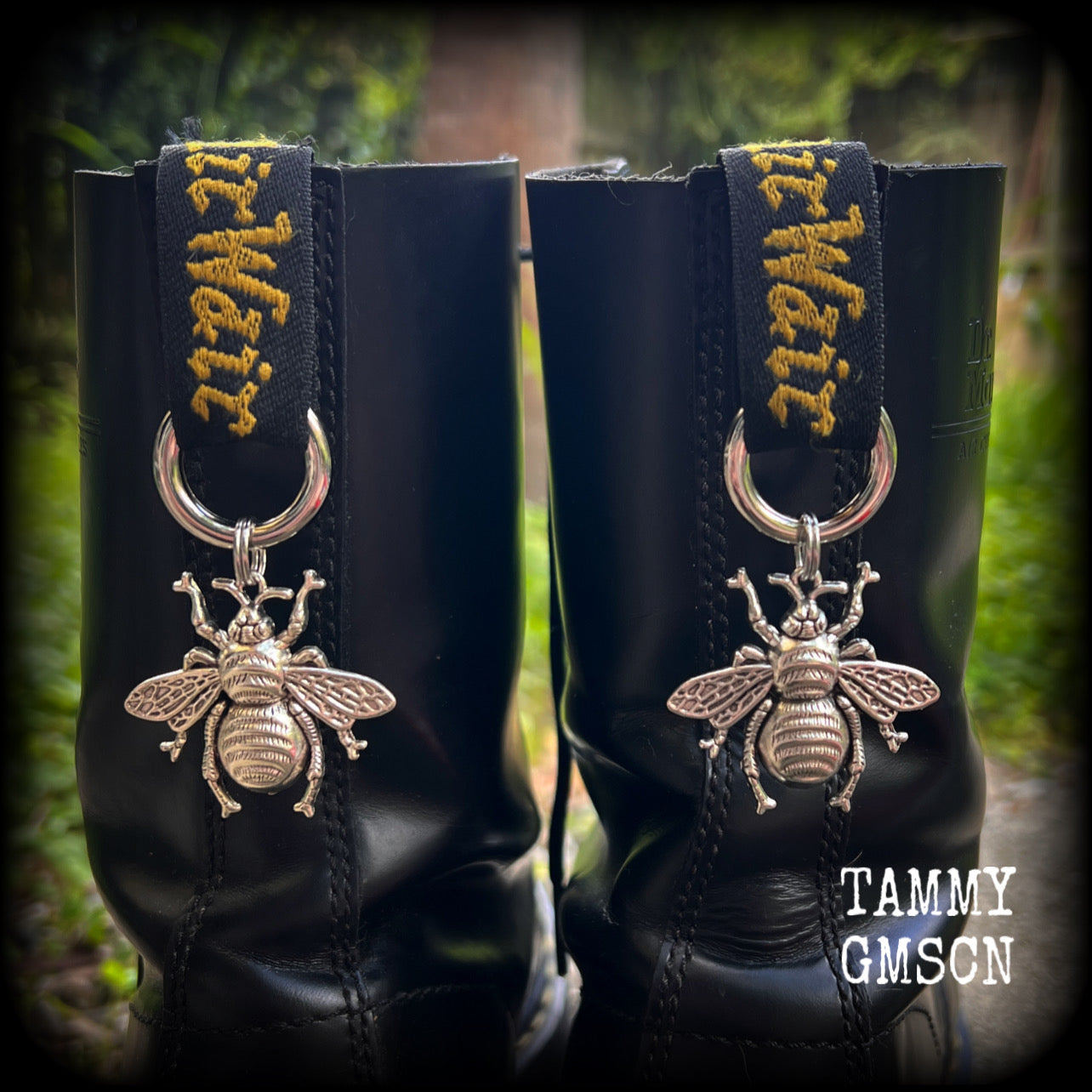 These adorable boot charms feature big antique silver bee charms, measuring 4cms across and 6.5cms from top to bottom.

Made to last, all our boot charms are made with super sturdy snap rings and strong jump rings.