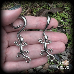 These adorable gauged earrings feature an antique silver gecko, nice and dangly measuring just under 6cms from tip to tip, and weighing approx 9 grams each.
This pair has been made on 2 gauge (6mm) surgical steel full curl hooks, suitable for stretched lobes.