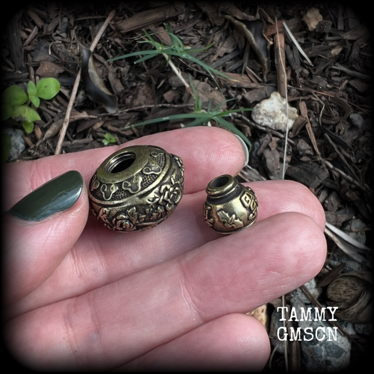 These brass stash pot tunnel dangles are gorgous! 
Featuring tibetan sanscrit and beautiful rose details, these earrings weigh in at approx 17 grams each, and nice and dangly, measuring in at just over 7cm from tip to tip.

These open up (as shown) so you can stash spell affirmations, drugs, precious pet ashes, anything you like really...

💥This listing includes one pair of surgical steel single flared O-ring earlets