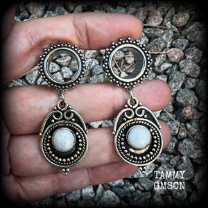 These earrings feature beautiful polished rainbow moonstone gemstones in a gypsy boho antique silver setting, are light weight weighing approx 11 grams each and measuring just on 5.5cms from tip to tip.  This pair has been made with 9/16” gauge (14mm) gauge ornate surgical steel screw fit tunnels, for stretched lobes.