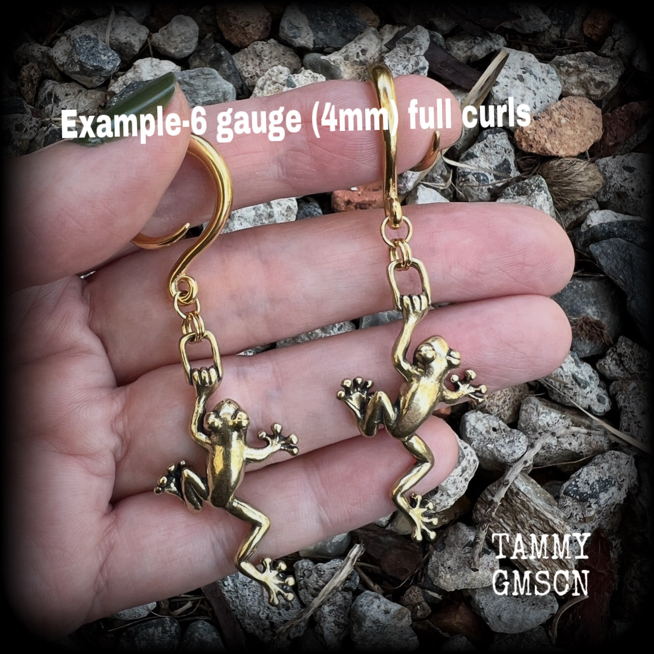 These awesome gauged earrings feature gorgeous brass tree frogs, are nice and dangly, measuring just over 7cms from tip to tip, and weighing approx 5 grams each.  This pair has been made on 6 gauge (4mm) surgical steel full curl hooks, to be worn in stretched lobes.