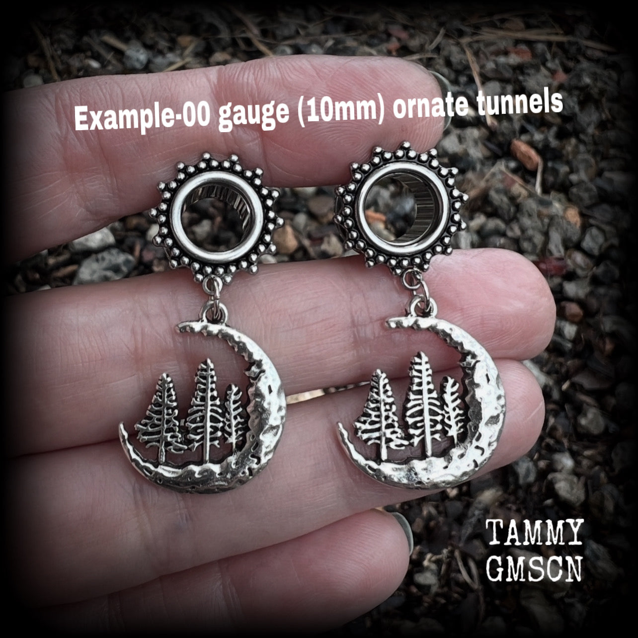 These gorgeous tunnels have been made with antique silver crescent moon and fir tree charms, are lovely and light weight, weighing in at 6 grams each and measure 4 cms from tip to tip.

This pair have been with 00 gauge (10mm) surgical steel ornate screw fit tunnels-for stretched lobes.