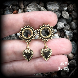 These stunning tunnel earrings feature gorgeous antique gold heart charms, and are nice and lightweight, weighing only a few grams each, measuring just under 4cms from tip to tip.

This pair has been made on 0 gauge (8mm) ornate surgy steel screw fit tunnels-for stretched lobes.
