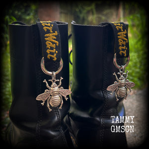 These adorable boot charms feature big antique silver bee charms, measuring 4cms across and 6.5cms from top to bottom.

Made to last, all our boot charms are made with super sturdy snap rings and strong jump rings.