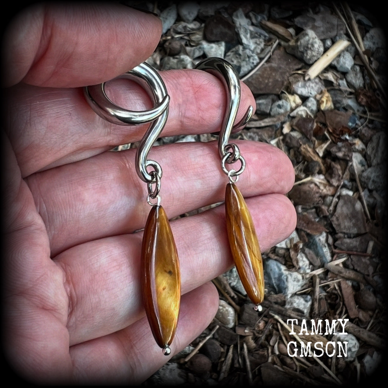 These gorgeous gauged earrings feature beautiful polished sea shell slivers, weighing in approx 10 grams a piece, and measuring approx 7cms from tip to tip.
This pair has been made on 2 gauge (6mm) surgical steel full curl hooks, to be worn in stretched lobes.