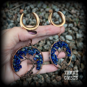 These beautiful Tree of life gauged earrings feature gorgeous wire wrapped trees with beautiful blue lapis lazuli gemstone chips, super dangly measuring just over 10cms from tip to tip, and weighing approx 20 grams each.
This pair has been made on 1” gauge (25mm) surgical steel cradles, suitable for stretched lobes.