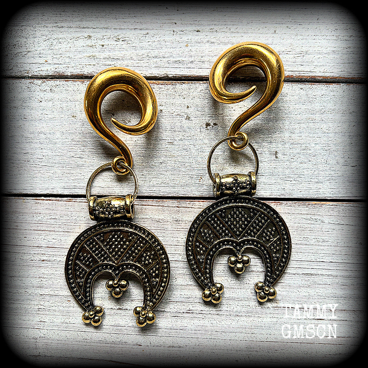 These beautiful gauged earrings feature stunning antique gold Pictish pendants, weighing approx 24 grams each, and are nice and dangly, measuring just over 9cms from tip to tip.
This pair have been made on 0 gauge (8mm) surgical steel full curl hooks, suitable for stretched lobes.