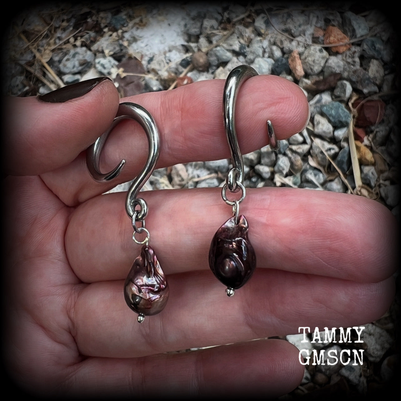 These gorgeous gauged earrings feature beautiful polished pearl, weighing in at just 4 grams a piece, and measuring approx 4.5cms from tip to tip.
This pair has been made on 6 gauge (4mm) surgical steel full curl hooks, to be worn in stretched lobes.