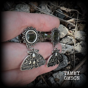 These gorgeous tunnel dangles have been made with antique silver moon phase moth charms, are nice and light weight, weighing in at 6 grams each and measure just under 4 cms from tip to tip.

This pair have been made with 00 gauge (10mm) surgical steel screw fit ornate tunnels.