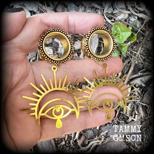 These tunnel earrings feature antique gold turkish eye charms, and are nice and lightweight, weighing only 10 grams each, measuring approx 7cms from tip to tip.
This pair has been made on 3/4" (19mm) gauge ornate stainless steel screw fit tunnels.
