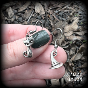These adorably witchy earrings feature a cute antique silver black cat and witches hat! These earrings are nice and light weight at only a gram or two each, measuring just under 4cms from tip to tip.

This pair has been made on stainless steel french hooks, suitable for pierced ears.