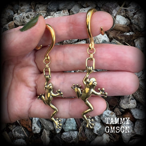 These awesome gauged earrings feature gorgeous brass tree frogs, are nice and dangly, measuring just over 7cms from tip to tip, and weighing approx 5 grams each.  This pair has been made on 6 gauge (4mm) surgical steel full curl hooks, to be worn in stretched lobes.