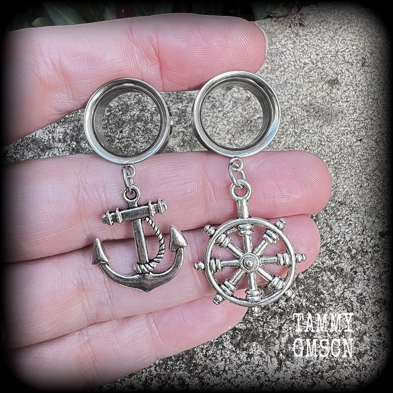 Featuring gorgeous antique silver anchor and ships wheel charms, these adorable earrings are lightweight, weighing only 6 grams each and measure just on 5cms from tip to tip.

This pair have been made with 5/8" gauge (16mm) surgical steel screw fit earlets-for stretched lobes.