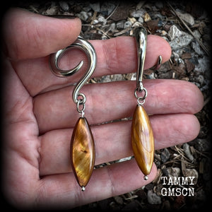 These gorgeous gauged earrings feature beautiful polished sea shell slivers, weighing in approx 10 grams a piece, and measuring approx 7cms from tip to tip.
This pair has been made on 2 gauge (6mm) surgical steel full curl hooks, to be worn in stretched lobes.