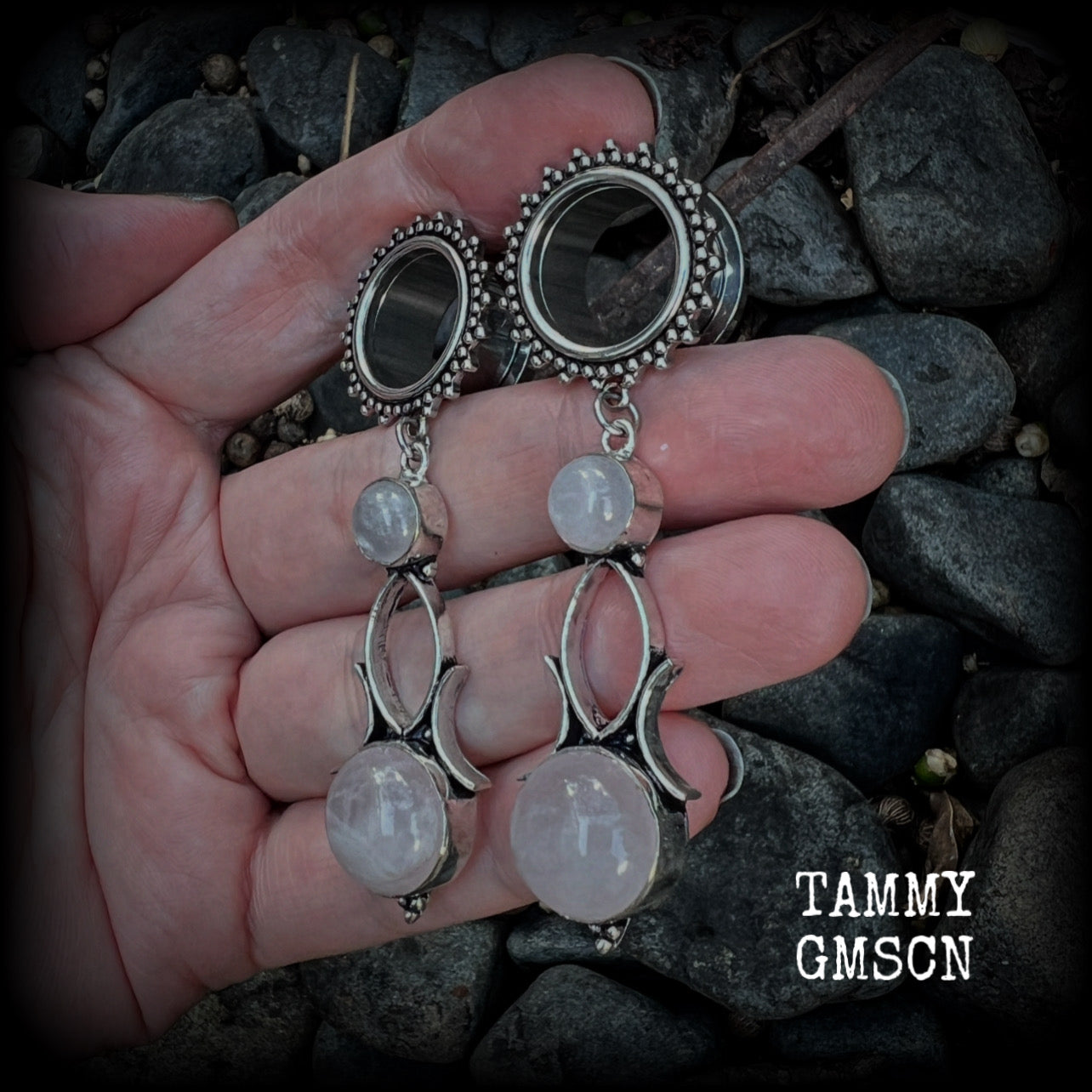 These beautiful earrings have been made with gorgeous translucent pink rose quartz gemstones in a beautiful big boho antique silver setting, weighing approx 13 grams each and measure just over 7cms from tip to tip.
This pair has been made with 5/8” gauge (16mm) gauge ornate surgical steel screw fit tunnels.