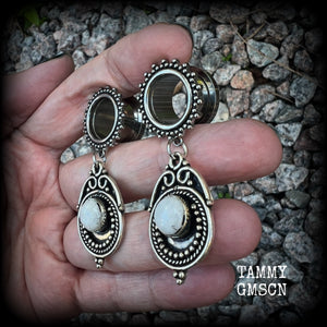 These earrings feature beautiful polished rainbow moonstone gemstones in a gypsy boho antique silver setting, are light weight weighing approx 11 grams each and measuring just on 5.5cms from tip to tip.  This pair has been made with 9/16” gauge (14mm) gauge ornate surgical steel screw fit tunnels, for stretched lobes.