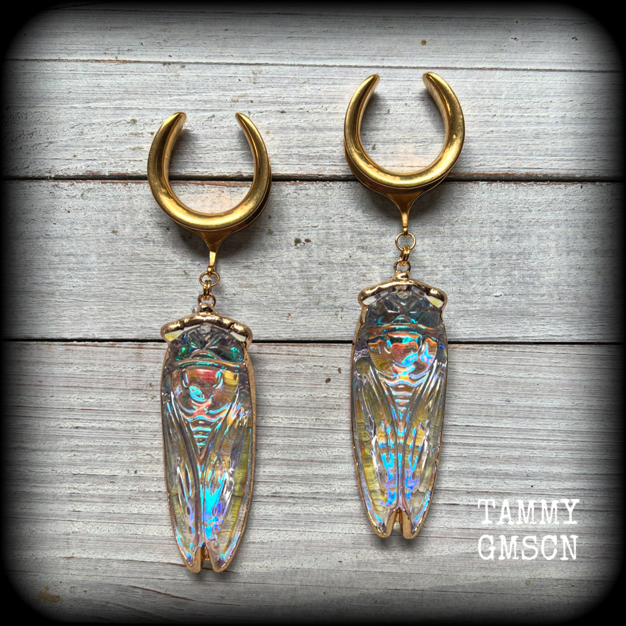 These big beautiful quartz cicada gauged earrings feature gorgeous shimmering quartz and antique gold cicadas, nice and dangly, measuring just over 11cms from tip to tip, and weighing approx 30 grams each.
This pair has been made on 1” gauge (25mm) surgical steel cradles, to be worn in stretched lobes.