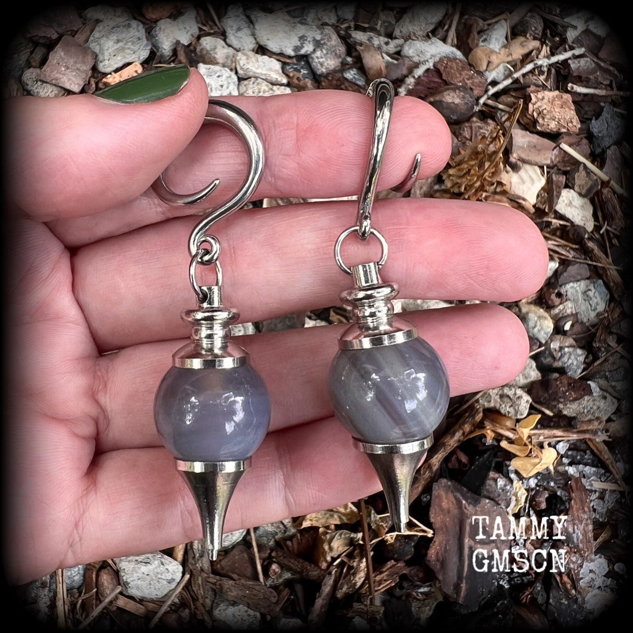 This is a pair of gorgeous grey agate gauged earrings, weighing in at approx 18 grams each, and measuring just over 7 cms from tip to tip.
This pair has been made with 6 gauge (4mm) stainless steel full curl hooks, suitable for stretched lobes.