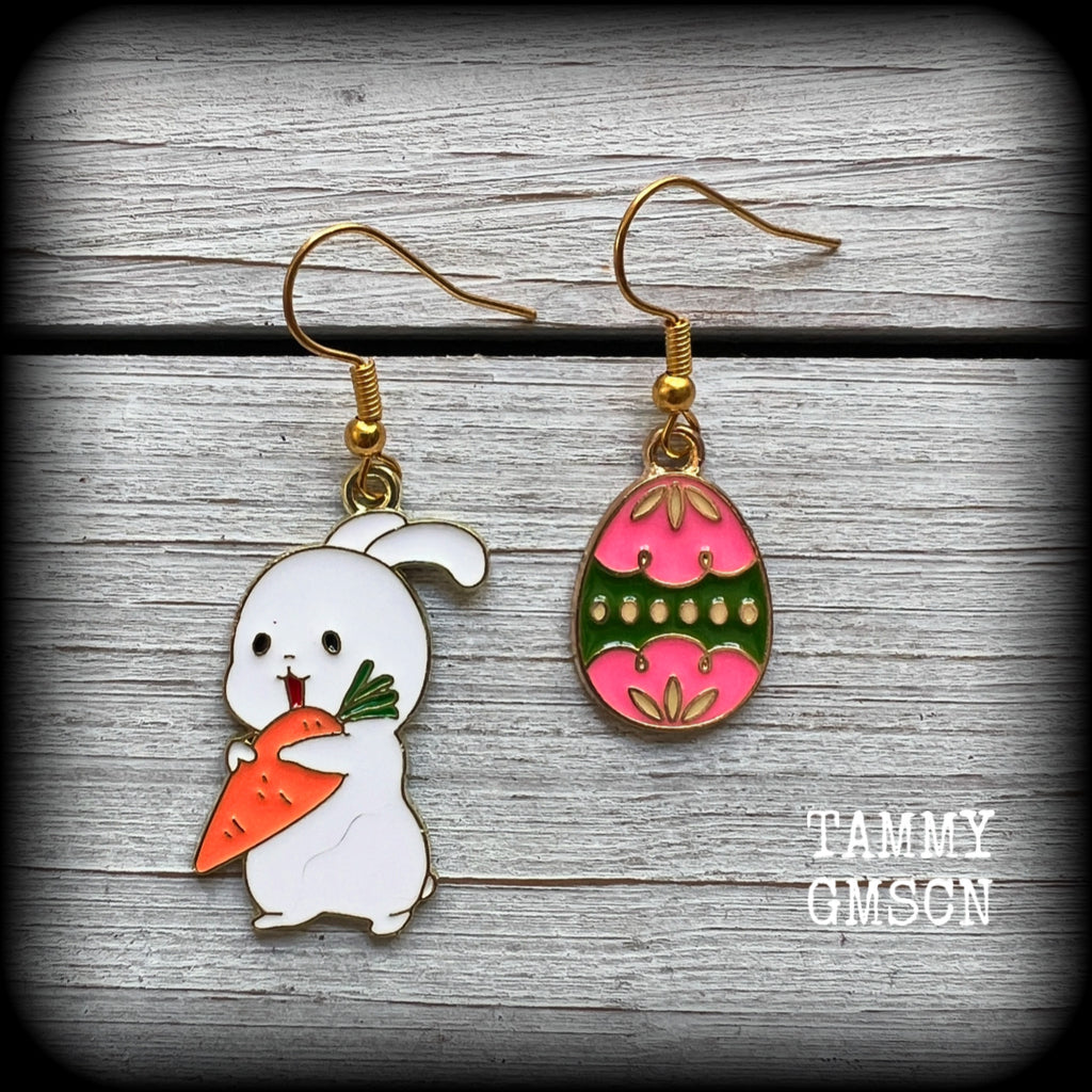 Super cute and super light weight, these adorable earrings feature colourful enamel and antique gold bunny rabbit and easter egg charms.
Measuring approx 4.5 from tip to tip and weighing only a gram or two each, this pair has been made with french hooks-for pierced ears.