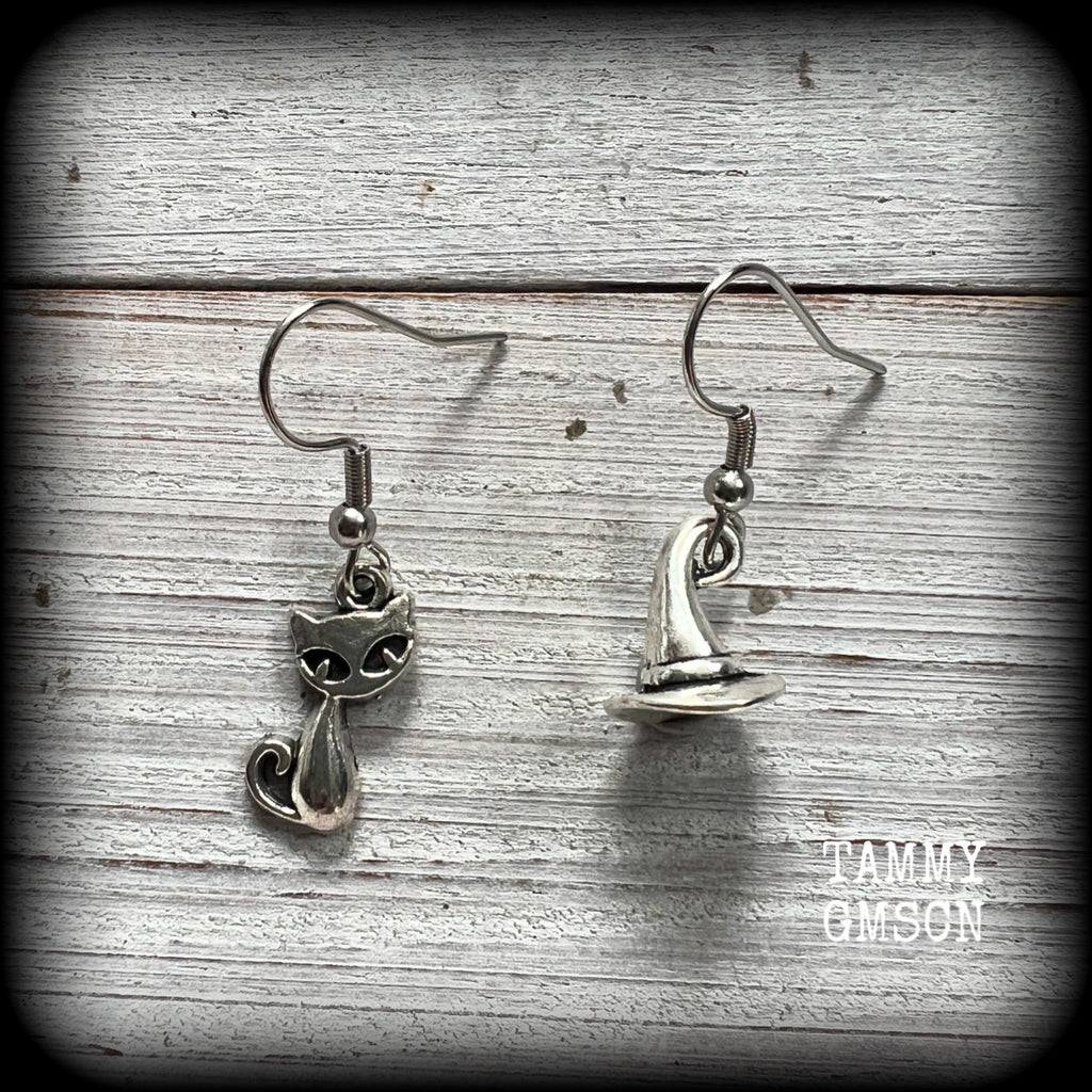 These adorably witchy earrings feature a cute antique silver black cat and witches hat! These earrings are nice and light weight at only a gram or two each, measuring just under 4cms from tip to tip.

This pair has been made on stainless steel french hooks, suitable for pierced ears.