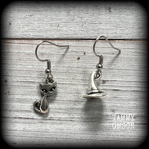 These adorably witchy earrings feature a cute antique silver black cat and witches hat! These earrings are nice and light weight at only a gram or two each, measuring just under 4cms from tip to tip.

This pair has been made on stainless steel french hooks, suitable for pierced ears.