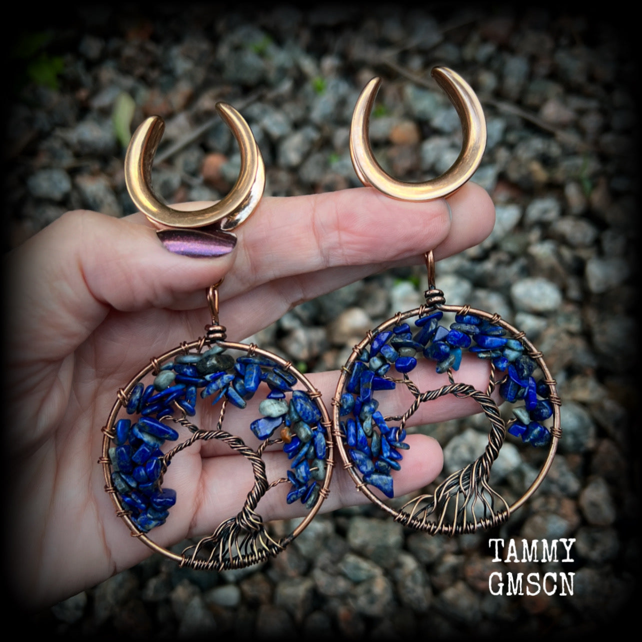 These beautiful Tree of life gauged earrings feature gorgeous wire wrapped trees with beautiful blue lapis lazuli gemstone chips, super dangly measuring just over 10cms from tip to tip, and weighing approx 20 grams each.
This pair has been made on 1” gauge (25mm) surgical steel cradles, suitable for stretched lobes.