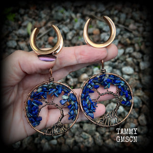 These beautiful Tree of life gauged earrings feature gorgeous wire wrapped trees with beautiful blue lapis lazuli gemstone chips, super dangly measuring just over 10cms from tip to tip, and weighing approx 20 grams each.
This pair has been made on 1” gauge (25mm) surgical steel cradles, suitable for stretched lobes.