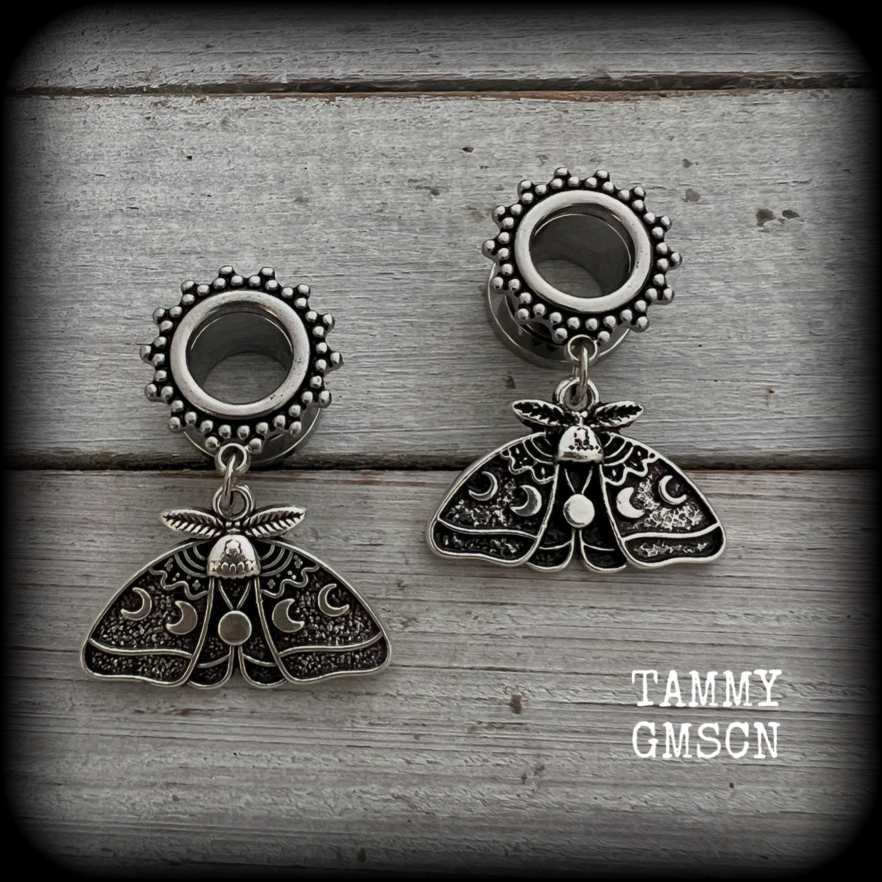 These gorgeous tunnel dangles have been made with antique silver moon phase moth charms, are nice and light weight, weighing in at 6 grams each and measure just under 4 cms from tip to tip.

This pair have been made with 00 gauge (10mm) surgical steel screw fit ornate tunnels.
