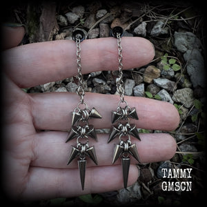 Measuring approx 8cm from top to bottom, these awesome dangly stainless steel punk rock metal spike tunnel earrings are nice and also nice and lightweight, at 7grams a piece.

This pair has been made on our super versatile chain/lobster clasp 4mm option, suitable when worn through tunnel or earlets in stretched lobes from 6 gauge (4mm).