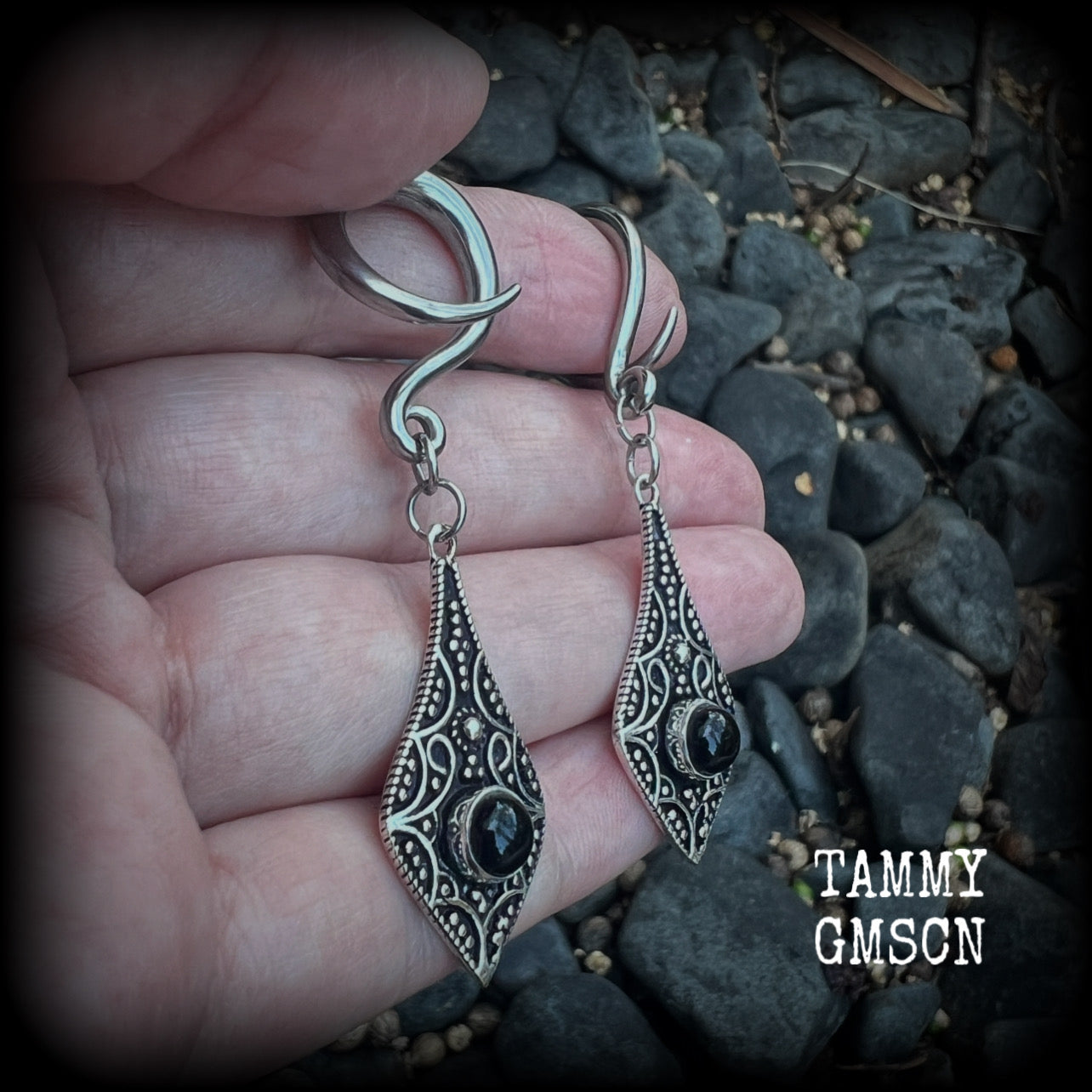 This is a pair of gorgeous boho black onyx gauged earrings, weighing in at approx 16 grams each, and measuring just over 7 cms from tip to tip.
This pair has been made with 6 gauge (4mm) surgical steel full curl hooks, suitable for stretched lobes.