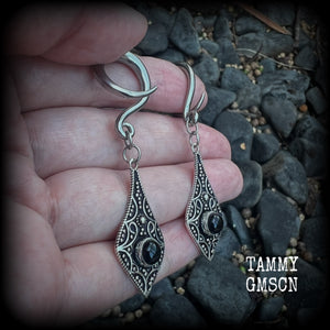 This is a pair of gorgeous boho black onyx gauged earrings, weighing in at approx 16 grams each, and measuring just over 7 cms from tip to tip.
This pair has been made with 6 gauge (4mm) surgical steel full curl hooks, suitable for stretched lobes.