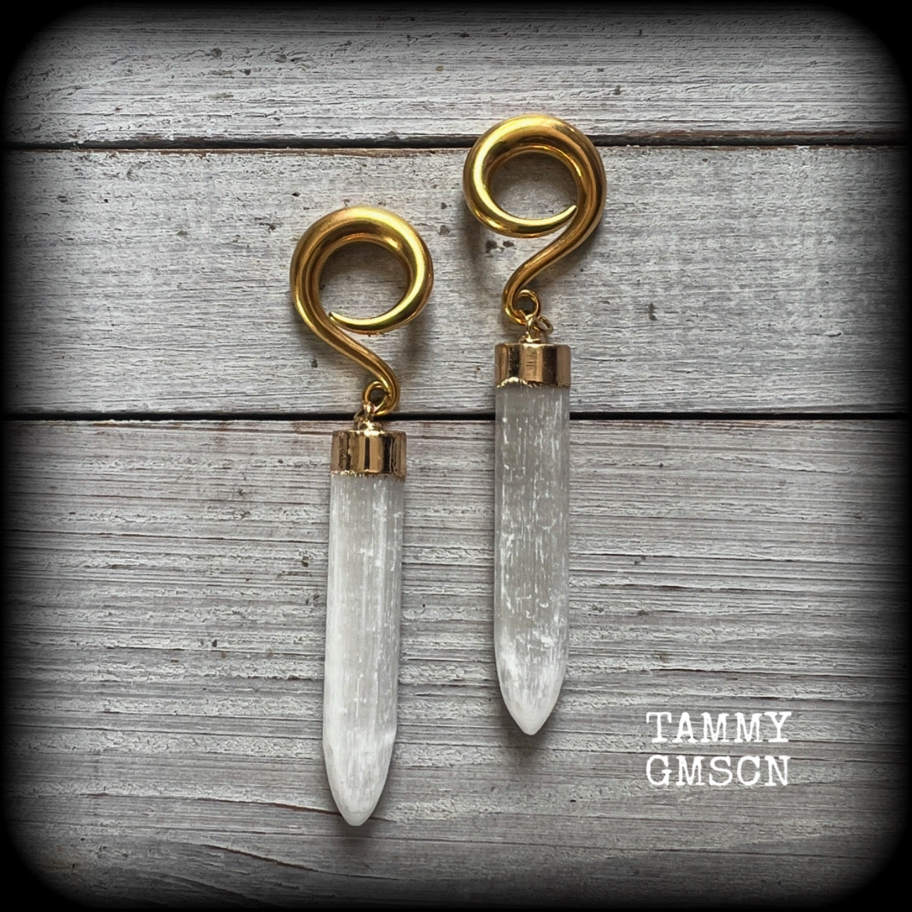 🔥 Selenite is named after the Greek Goddess of the Moon, Selene 🔥

Measuring just under 9cms from tip to tip, and weighing approx 9 grams each, these gorgeous earrings have been made on 2 gauge (6mm) surgical steel full curl hooks, to be worn in stretched lobes.