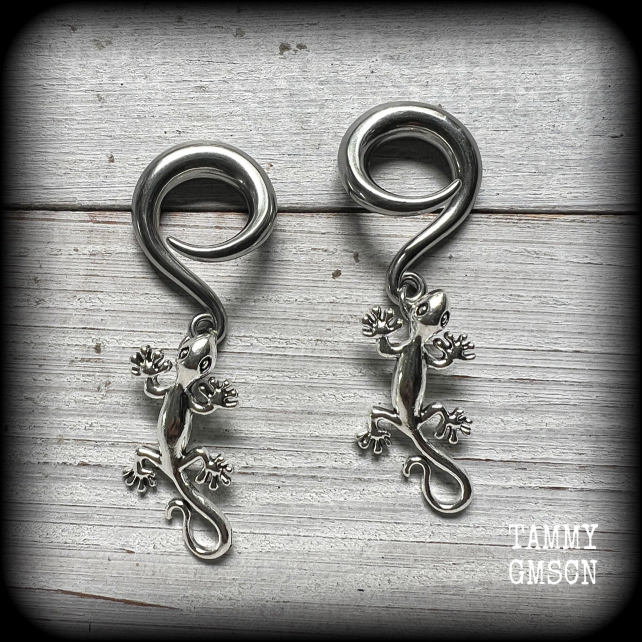 These adorable gauged earrings feature an antique silver gecko, nice and dangly measuring just under 6cms from tip to tip, and weighing approx 9 grams each.
This pair has been made on 2 gauge (6mm) surgical steel full curl hooks, suitable for stretched lobes.