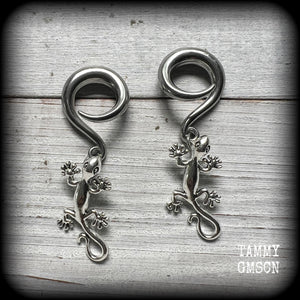 These adorable gauged earrings feature an antique silver gecko, nice and dangly measuring just under 6cms from tip to tip, and weighing approx 9 grams each.
This pair has been made on 2 gauge (6mm) surgical steel full curl hooks, suitable for stretched lobes.
