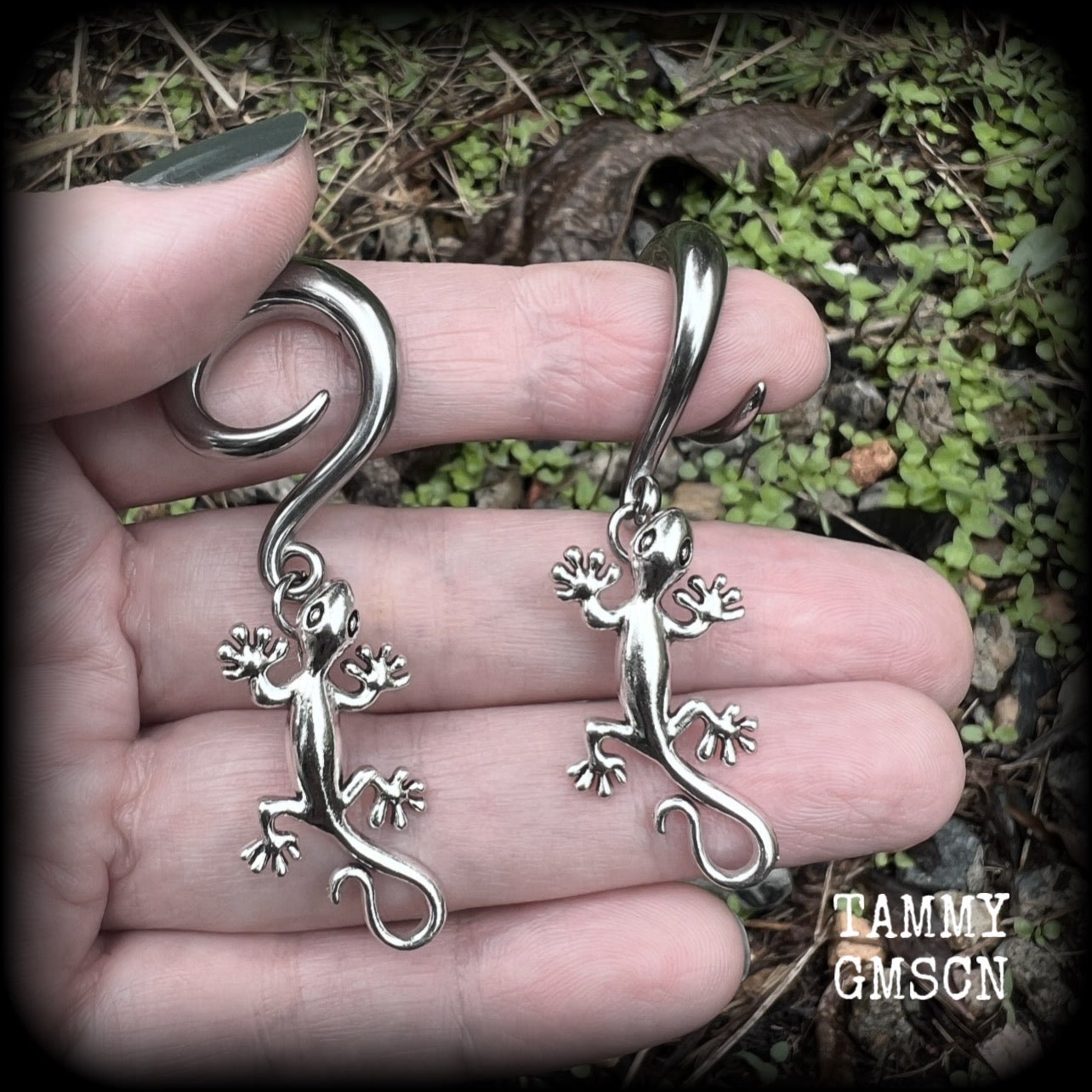 These adorable gauged earrings feature an antique silver gecko, nice and dangly measuring just under 6cms from tip to tip, and weighing approx 9 grams each.
This pair has been made on 2 gauge (6mm) surgical steel full curl hooks, suitable for stretched lobes.