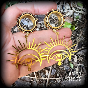 These tunnel earrings feature antique gold turkish eye charms, and are nice and lightweight, weighing only 10 grams each, measuring approx 7cms from tip to tip.
This pair has been made on 3/4" (19mm) gauge ornate stainless steel screw fit tunnels.
