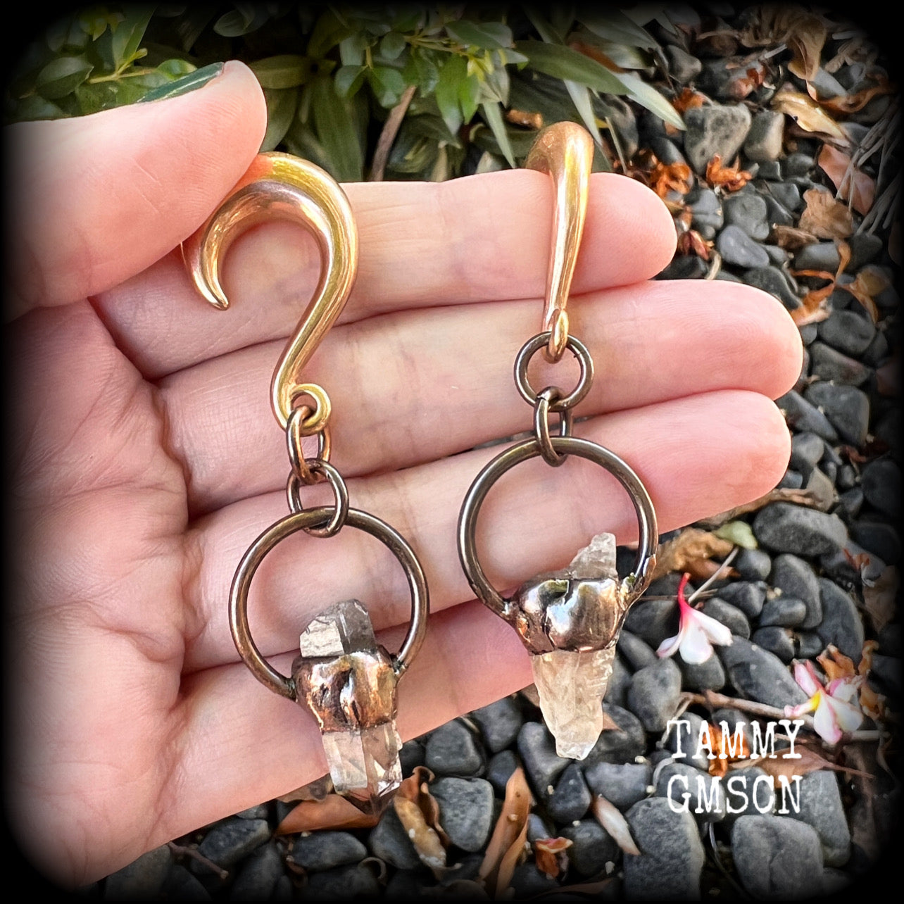 Featuring a pair of beautiful raw smokey quartz gemstones enclosed in rustic ornate copper plate hoop, this pair of gorgeous gauged earrings weighs approx 17 grams a piece, and measure approx 8cms from tip to tip.

This pair have been made on 0 gauge (8mm) rose gold titanium coated surgical steel half curl hooks, suitable for stretched lobes.