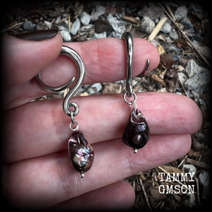 These gorgeous gauged earrings feature beautiful polished pearl, weighing in at just 4 grams a piece, and measuring approx 4.5cms from tip to tip.
This pair has been made on 6 gauge (4mm) surgical steel full curl hooks, to be worn in stretched lobes.