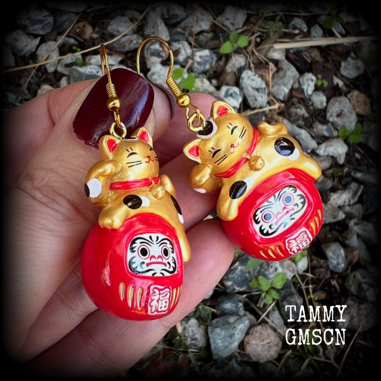 These 'Maneki-neko daruma' earrings are made from gorgeous little lightweight Japanese cat and daruma charms, measuring just on 6cms from tip to tip, and weighing just on 12 grams each. This pair have been made on antique gold french hooks.
