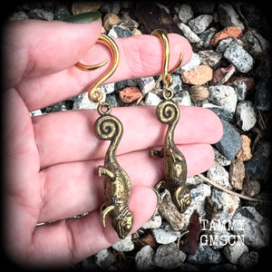 These awesome gauged earrings feature a pair of brass iguanas, are nice and dangly, measuring just on 7.5cms from tip to tip, and weighing approx 13 grams each.

This pair has been made on 6 gauge (4mm) surgical steel full curl hooks, to be worn in stretched lobes.

