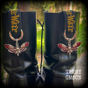 These awesome boot charms feature antique silver and enamel gothic red deaths-head hawkmoth charms, measuring 4.5cms across and 5.5cms from top to bottom.

Made to last, all our boot charms are made with super sturdy snap rings and strong jump rings.

