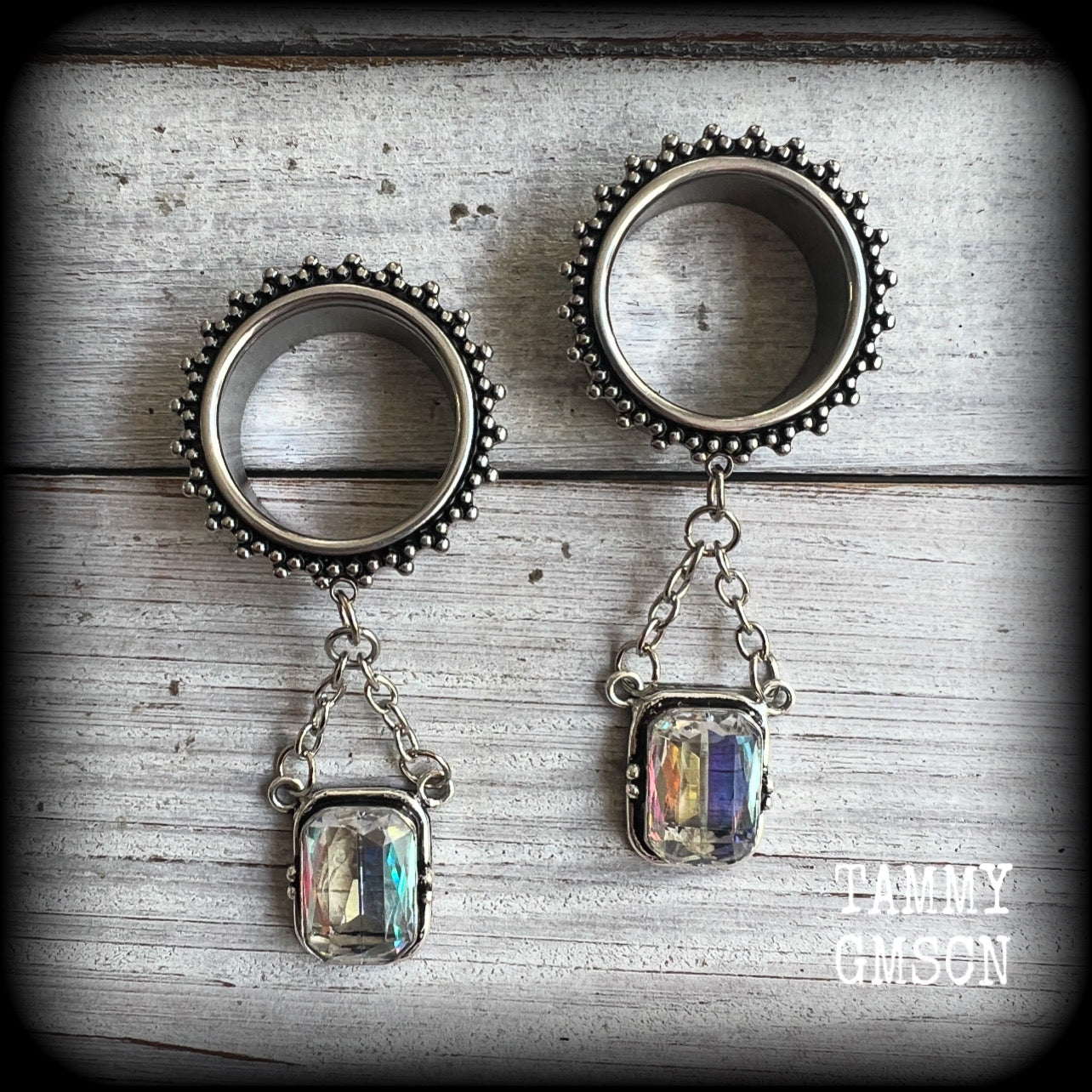 These gorgeous tunnel dangles feature beautiful dangly topaz gemstones set in antique silver, weighing approx 12 grams each and measuring just on 7cms from tip to tip.

This pair has been made with 3/4” gauge (19mm) surgical steel ornate tunnels-for stretched lobes.

