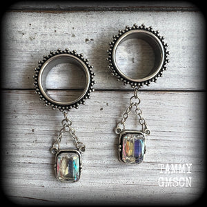 These gorgeous tunnel dangles feature beautiful dangly topaz gemstones set in antique silver, weighing approx 12 grams each and measuring just on 7cms from tip to tip.

This pair has been made with 3/4” gauge (19mm) surgical steel ornate tunnels-for stretched lobes.

