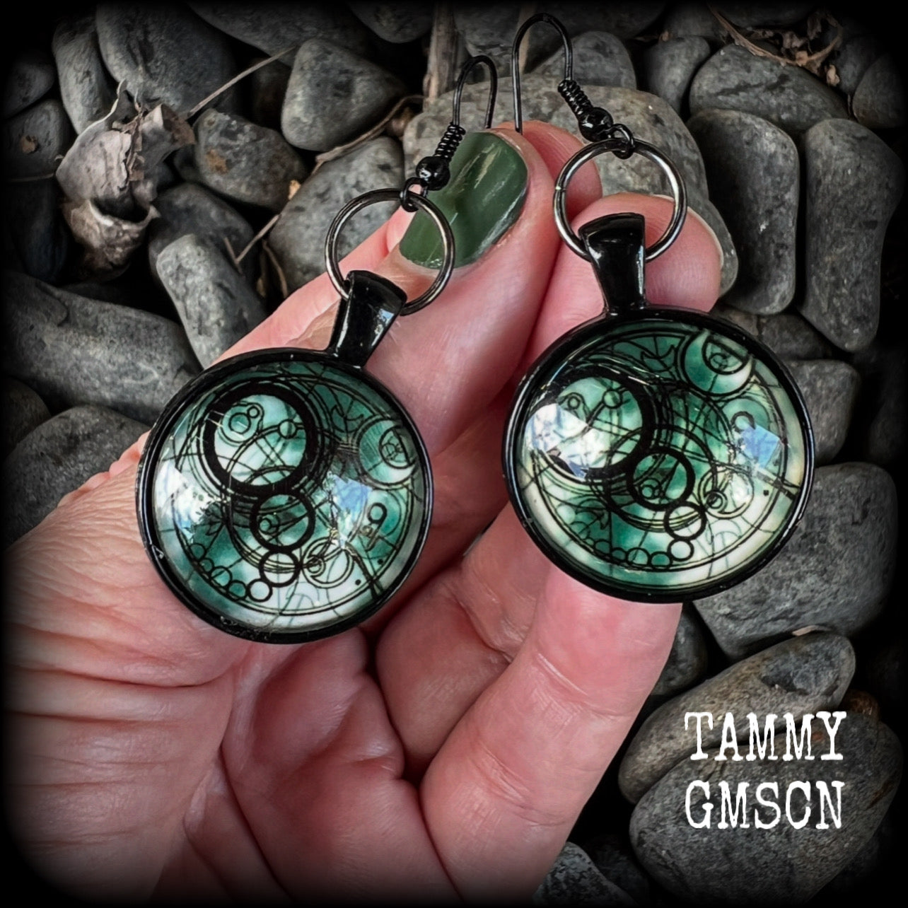 These awesome earrings feature a Dr Who inspired Gallifreyan steampunk sigil enclosed in a shiny resin dome, nice and dangly at just over 6cms from tip to tip, and weighing approx 8 grams a piece.
This pair has been made on french hooks, suitable for pierced ears.